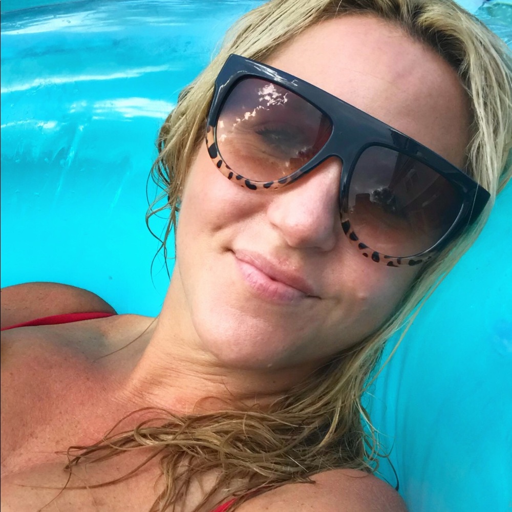 Meet your Posher, Gra.  I’m addicted to Posh Mark!